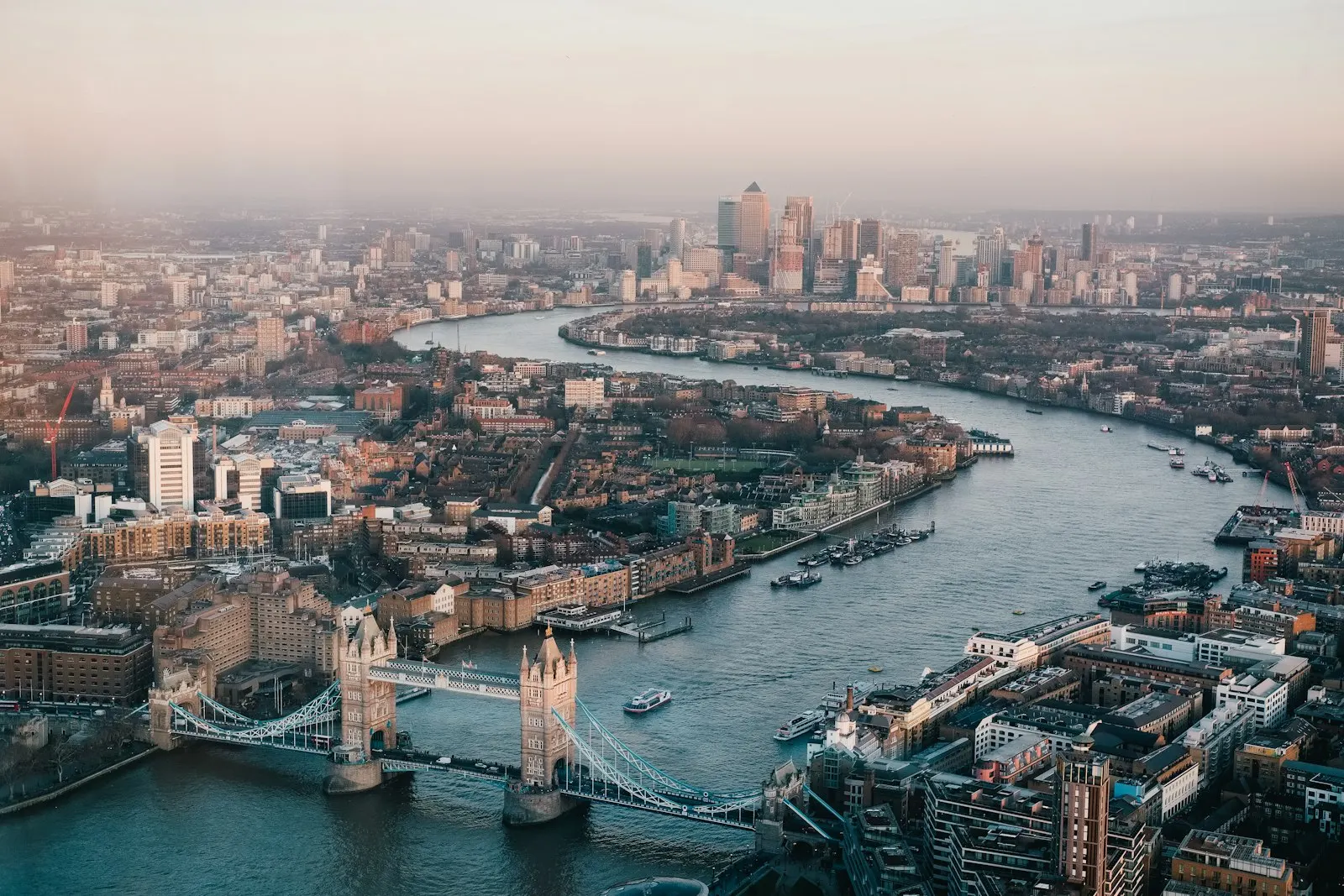Londra, Tower Bridge ve Thames Nehri'nin havadan görünümü
